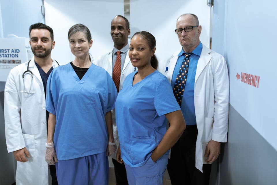 Equipe de saúde registrando tempo de trabalho por plantão